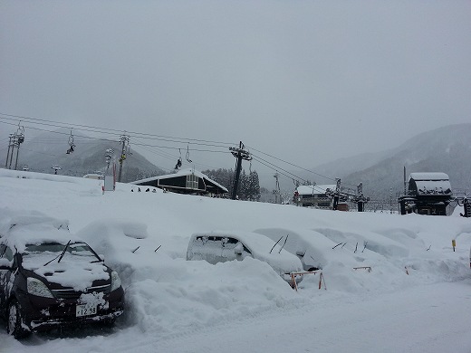 雪一杯で駐車場に入れず